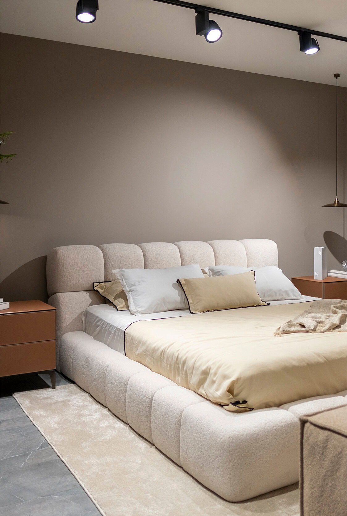 Тапицирано легло «Eliot» модерно легло с табла, с включена подматрачна рамка