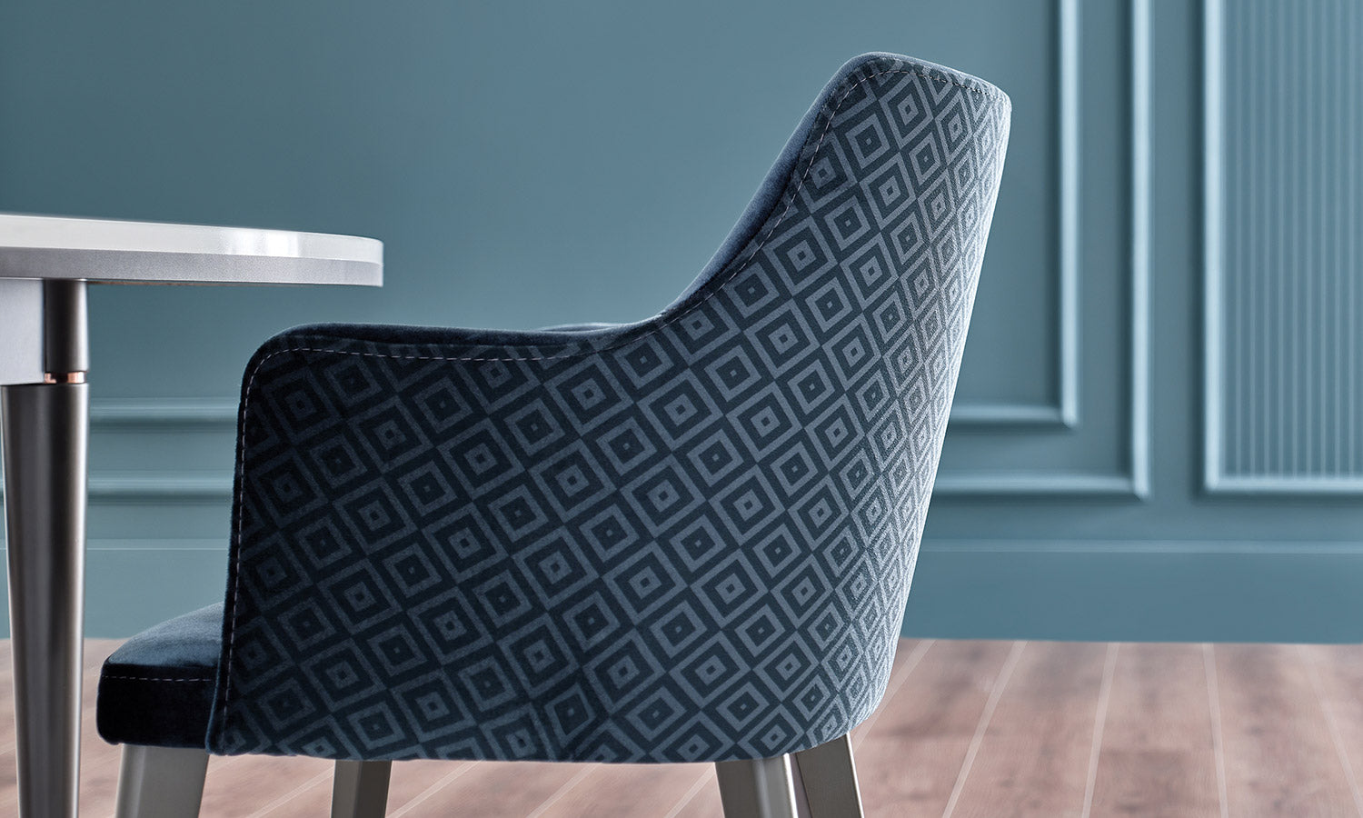 Трaпезен стол «Eterna Sleeved» с тапицерия