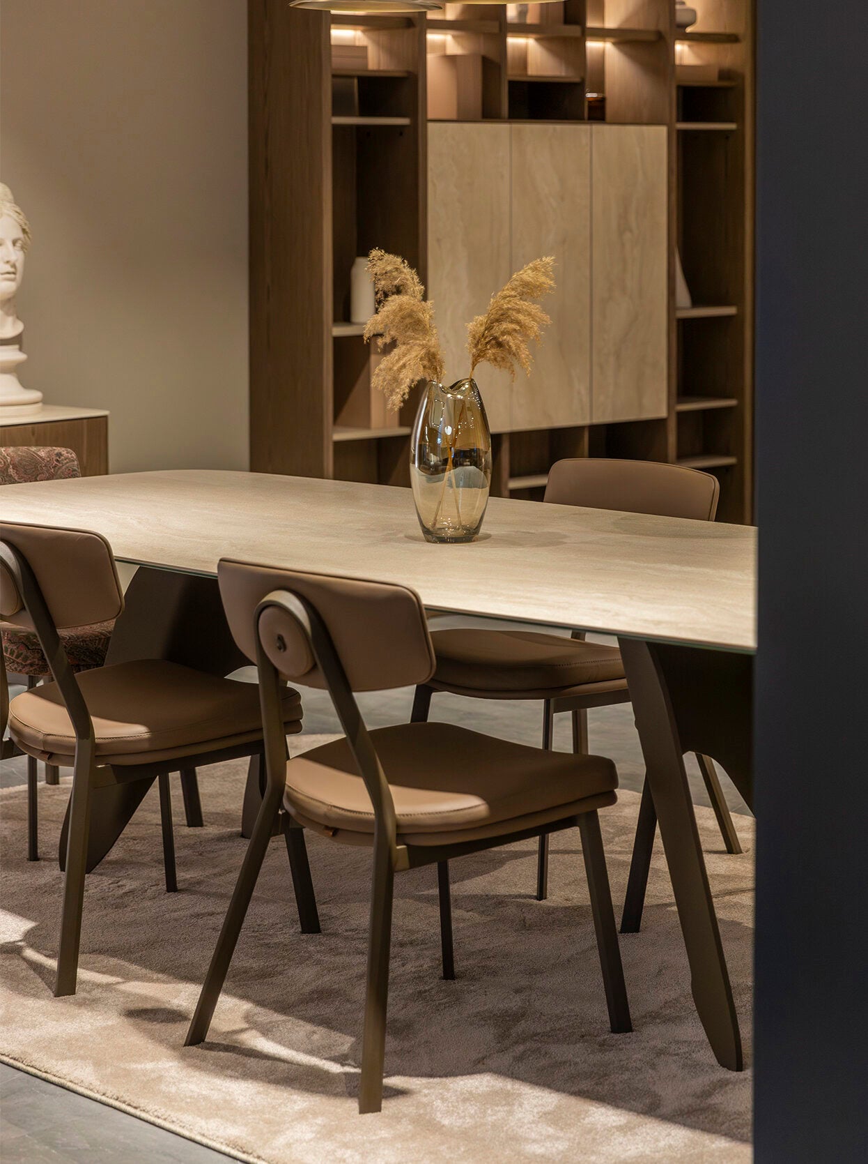 Трапезен стол «Yoka» с естествена кожа