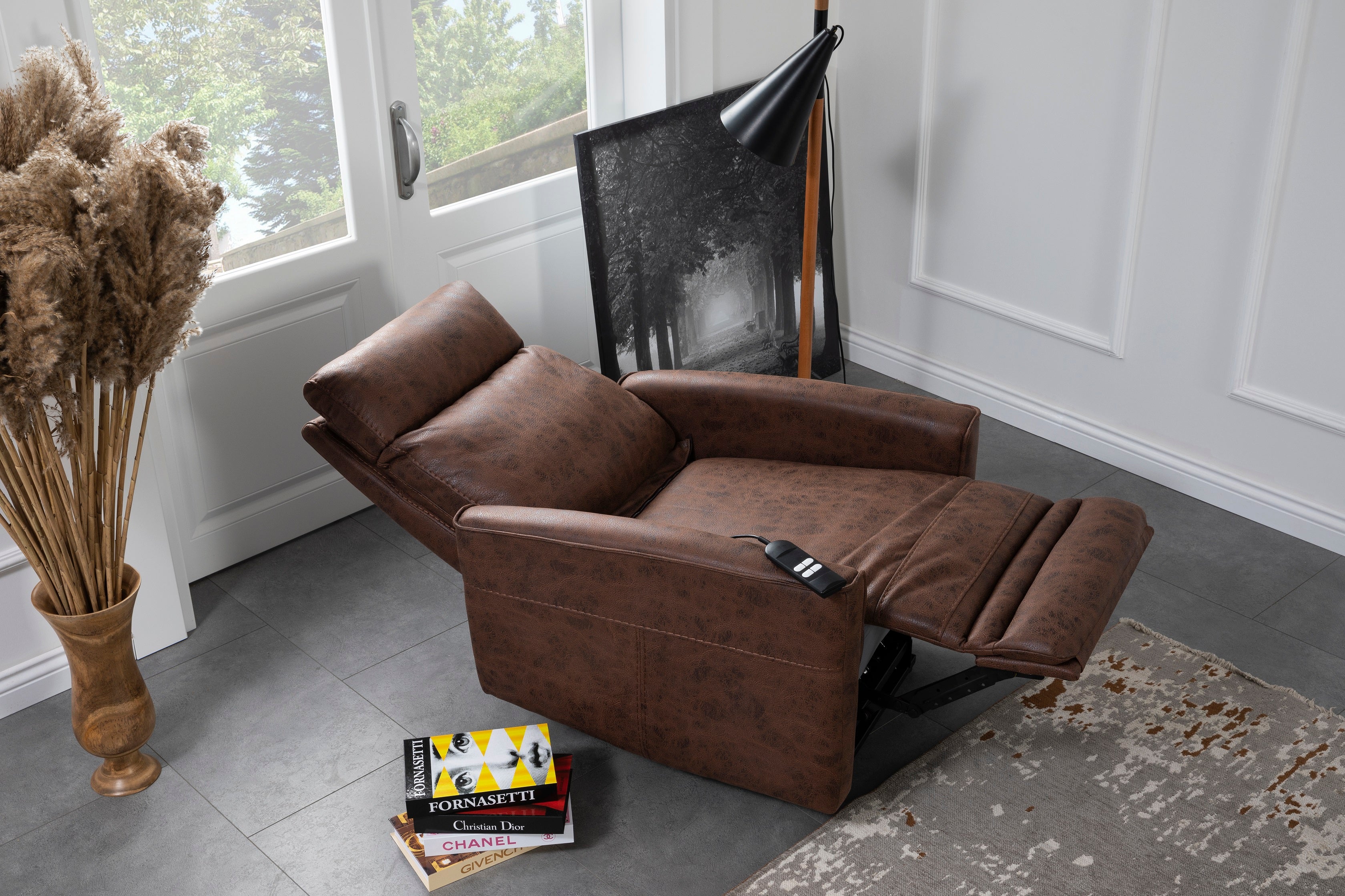 Кресло «Girit Medical» с електрически релакс механизъм, USB зарядна станция