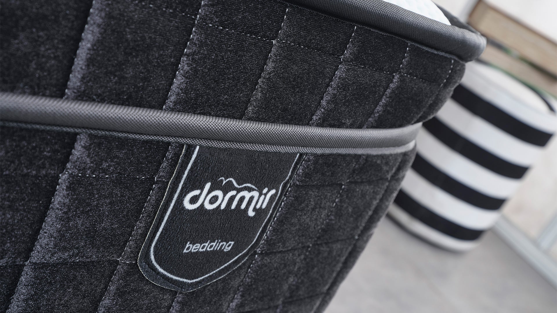 Тапицирано легло «Hempoil» + Матрак и табла - с място за съхранение и система за безшумно затваряне