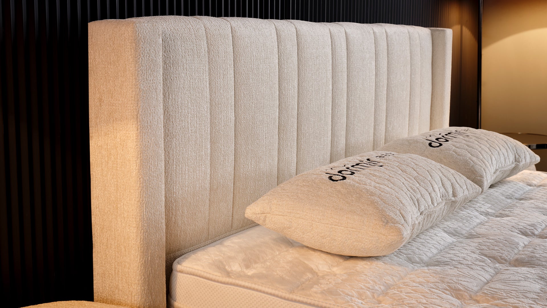 Тапицирано легло «Jerry» + Матрак и табла - с място за съхранение и система за безшумно затваряне