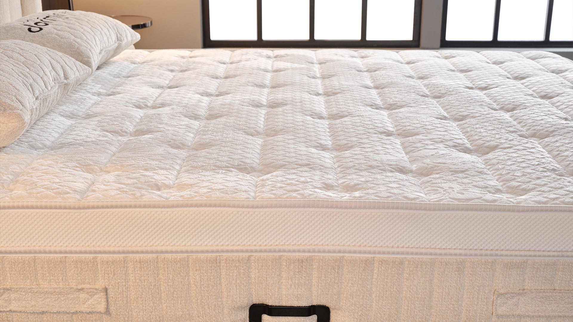 Тапицирано легло «Jerry» + Матрак и табла - с място за съхранение и система за безшумно затваряне