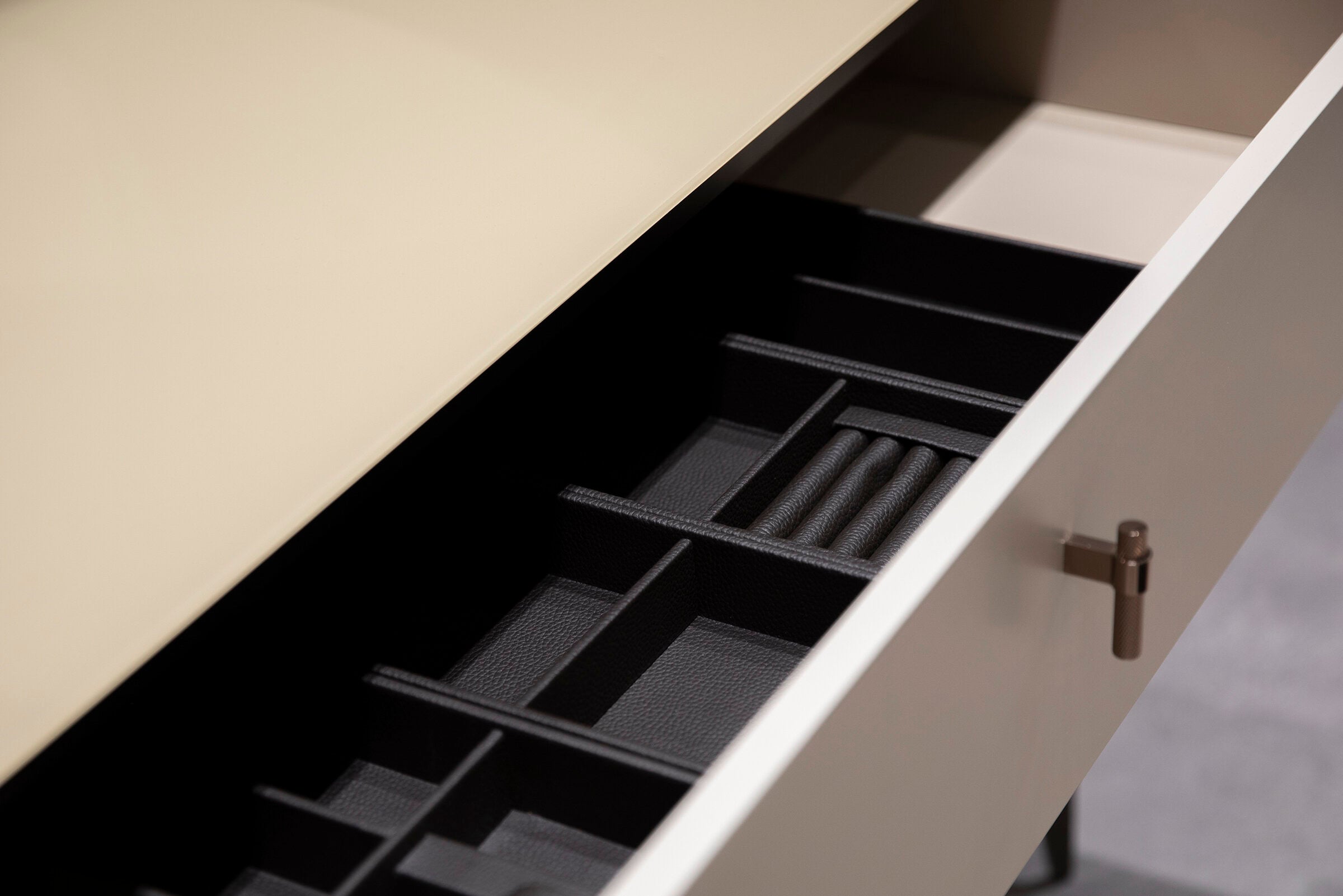 Скрин «Lazio» с три чекмеджета, размер 120х76х50см