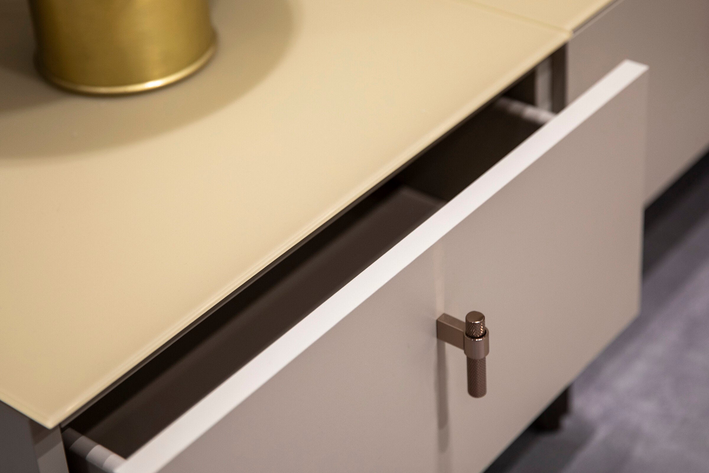 Нощно шкафче «Lazio» + чекмеджета, стъклен плот