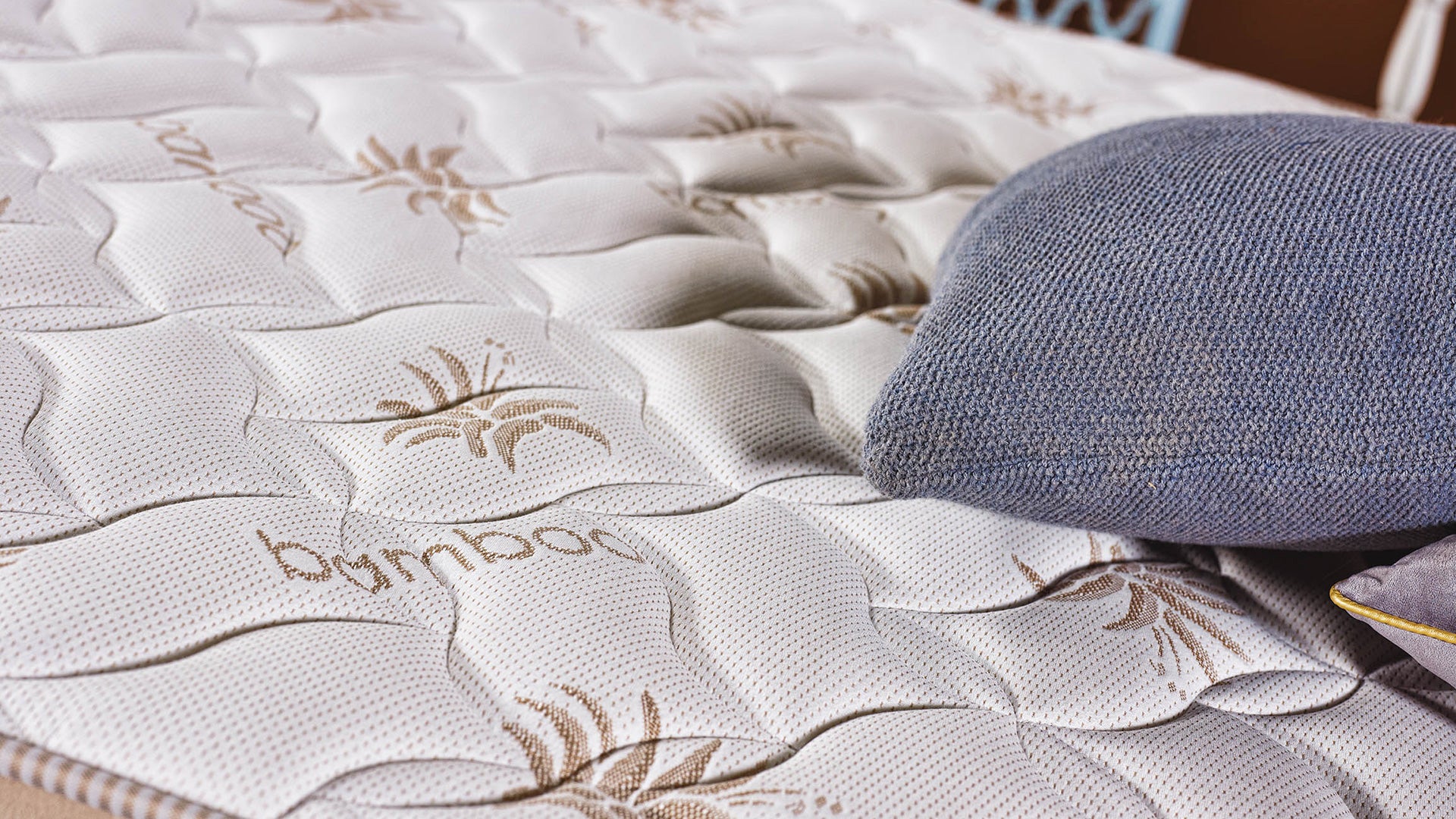 Тапицирано легло «Lima» + Матрак и табла - с място за съхранение и система за безшумно затваряне