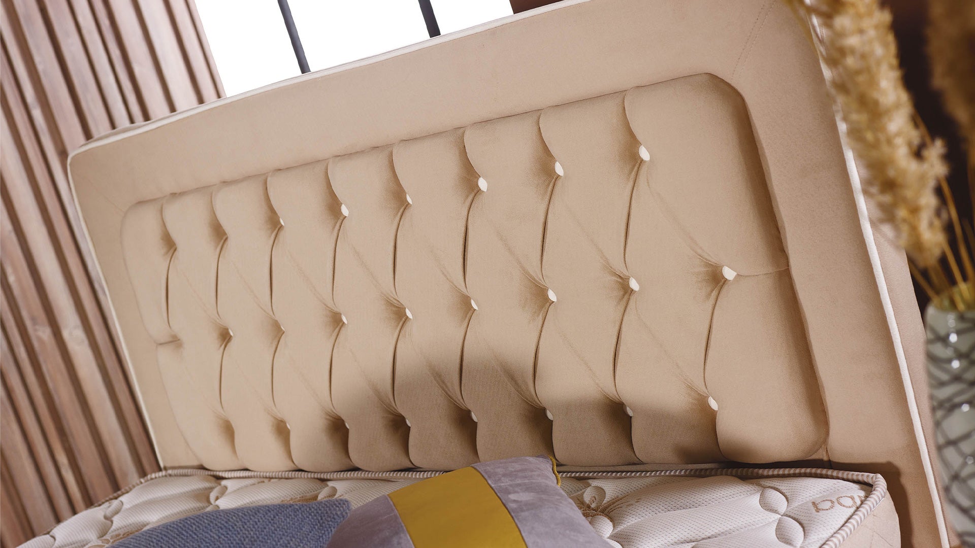 Тапицирано легло «Lima» + Матрак и табла - с място за съхранение и система за безшумно затваряне