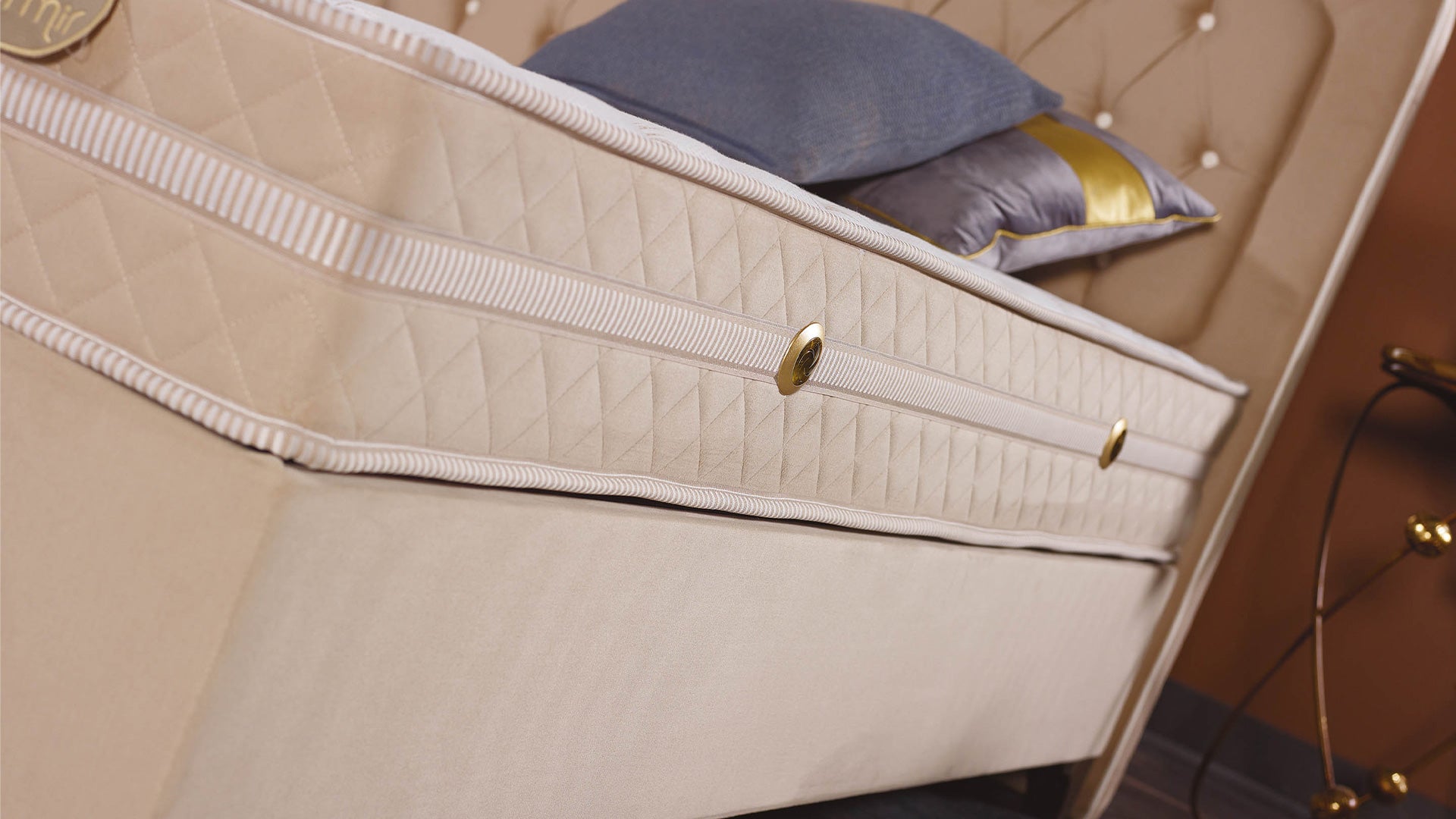 Тапицирано легло «Lima» + Матрак и табла - с място за съхранение и система за безшумно затваряне