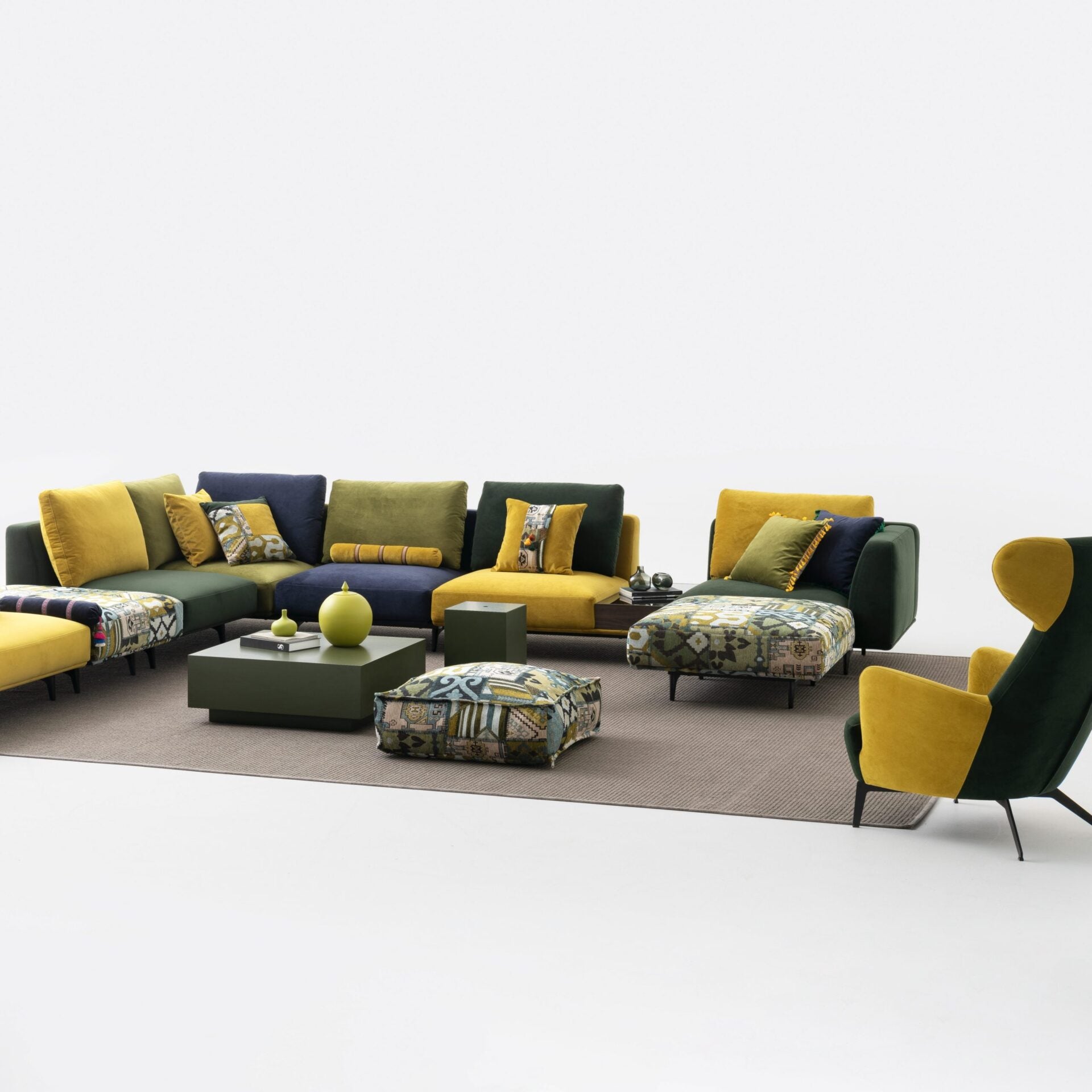 Ъглов диван «Loft Olive» от серия Colorium, с декоративни възглавници, ширина 437см