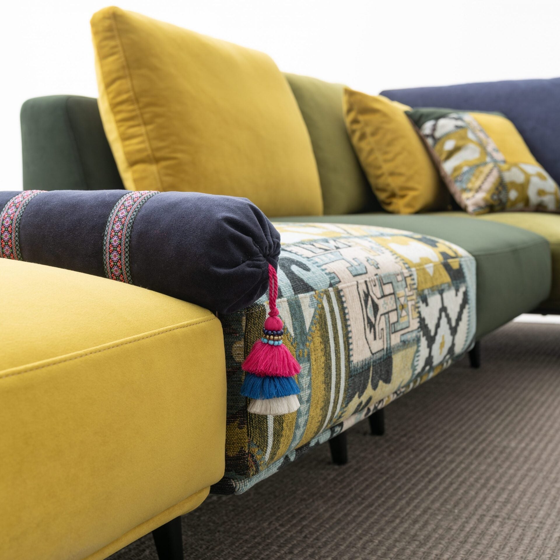 Ъглов диван «Loft Olive» от серия Colorium, с декоративни възглавници, ширина 437см