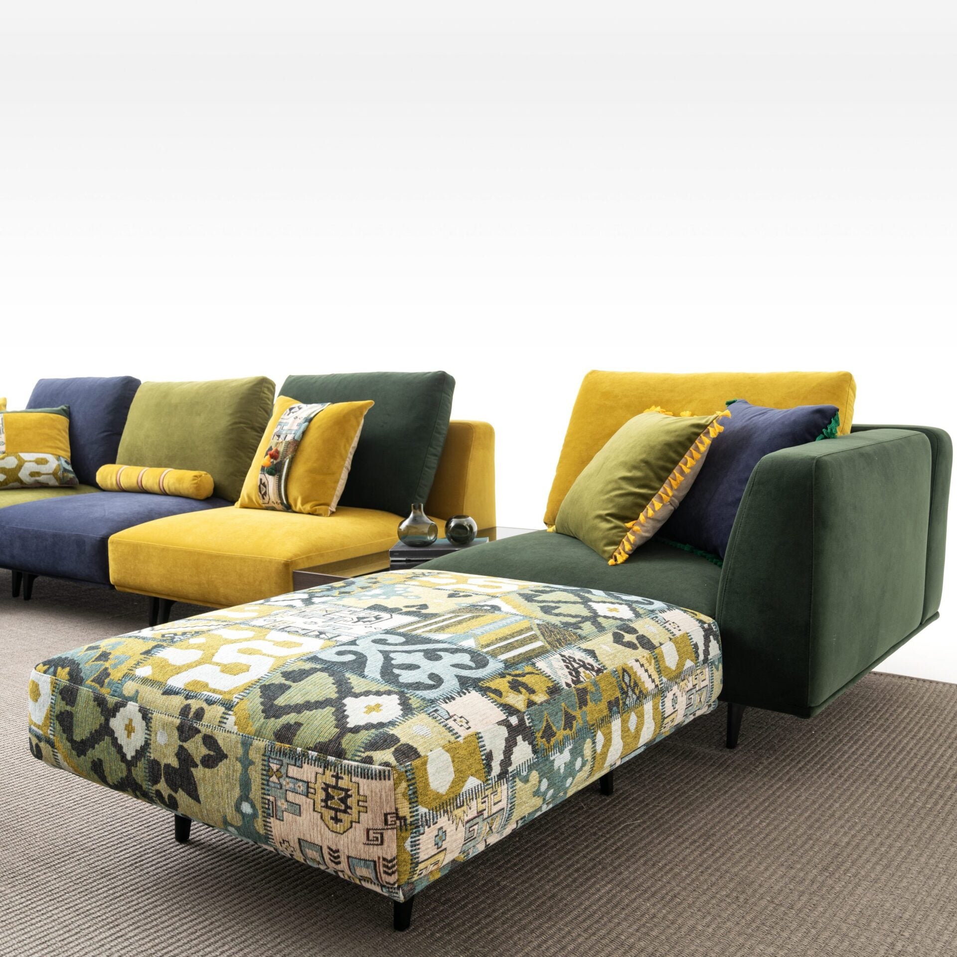 Ъглов диван «Loft Olive» от серия Colorium, с декоративни възглавници, ширина 437см