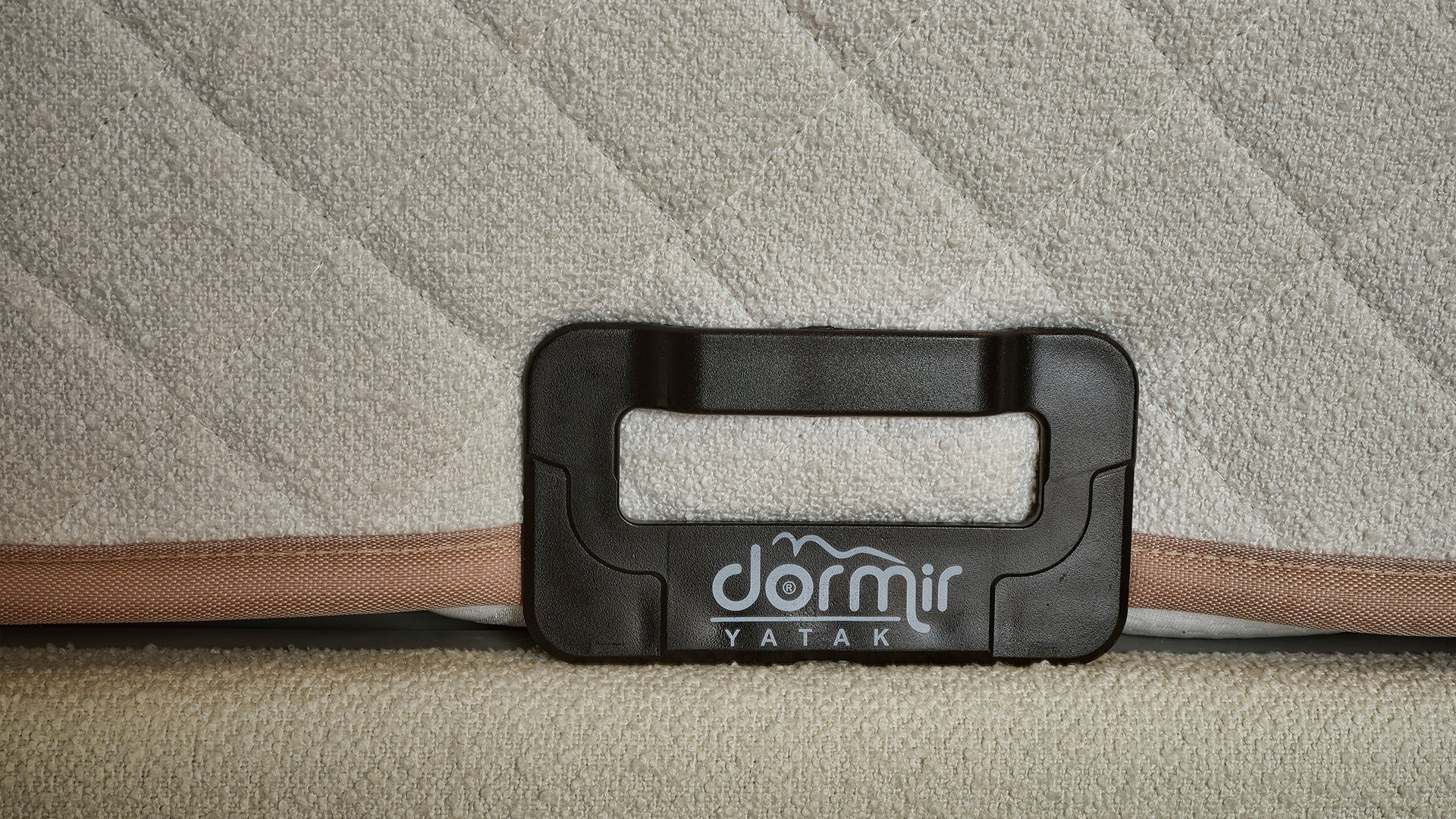 Тапицирано легло «Merci» + Матрак и табла - с място за съхранение и система за безшумно затваряне