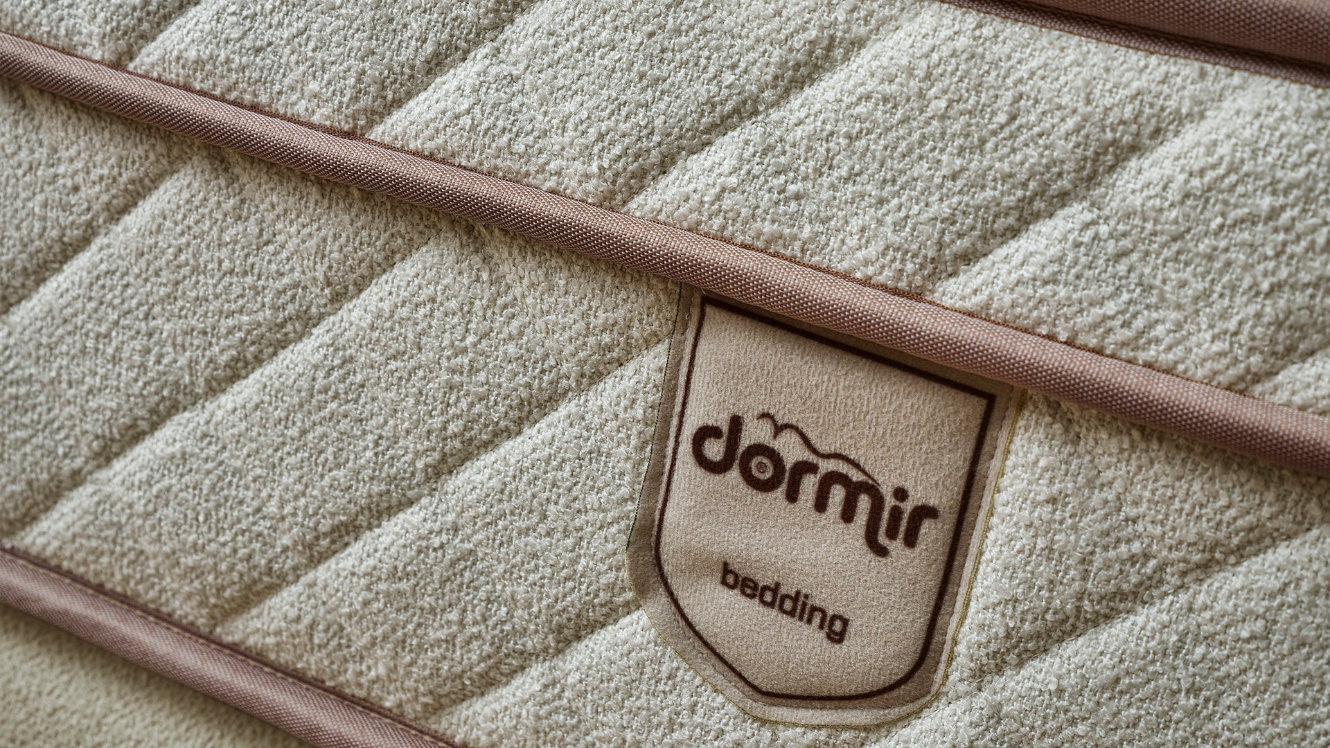 Тапицирано легло «Merci» + Матрак и табла - с място за съхранение и система за безшумно затваряне