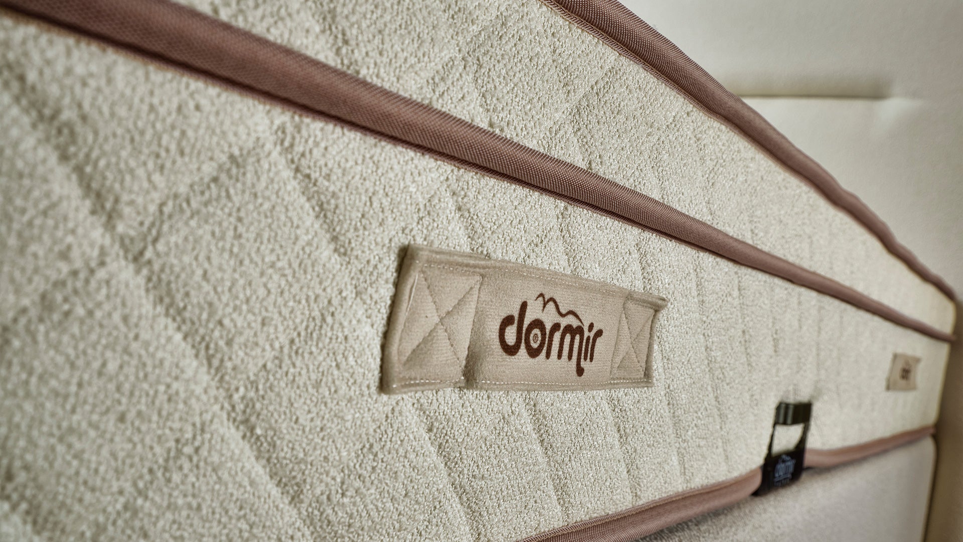 Тапицирано легло «Merci» + Матрак и табла - с място за съхранение и система за безшумно затваряне