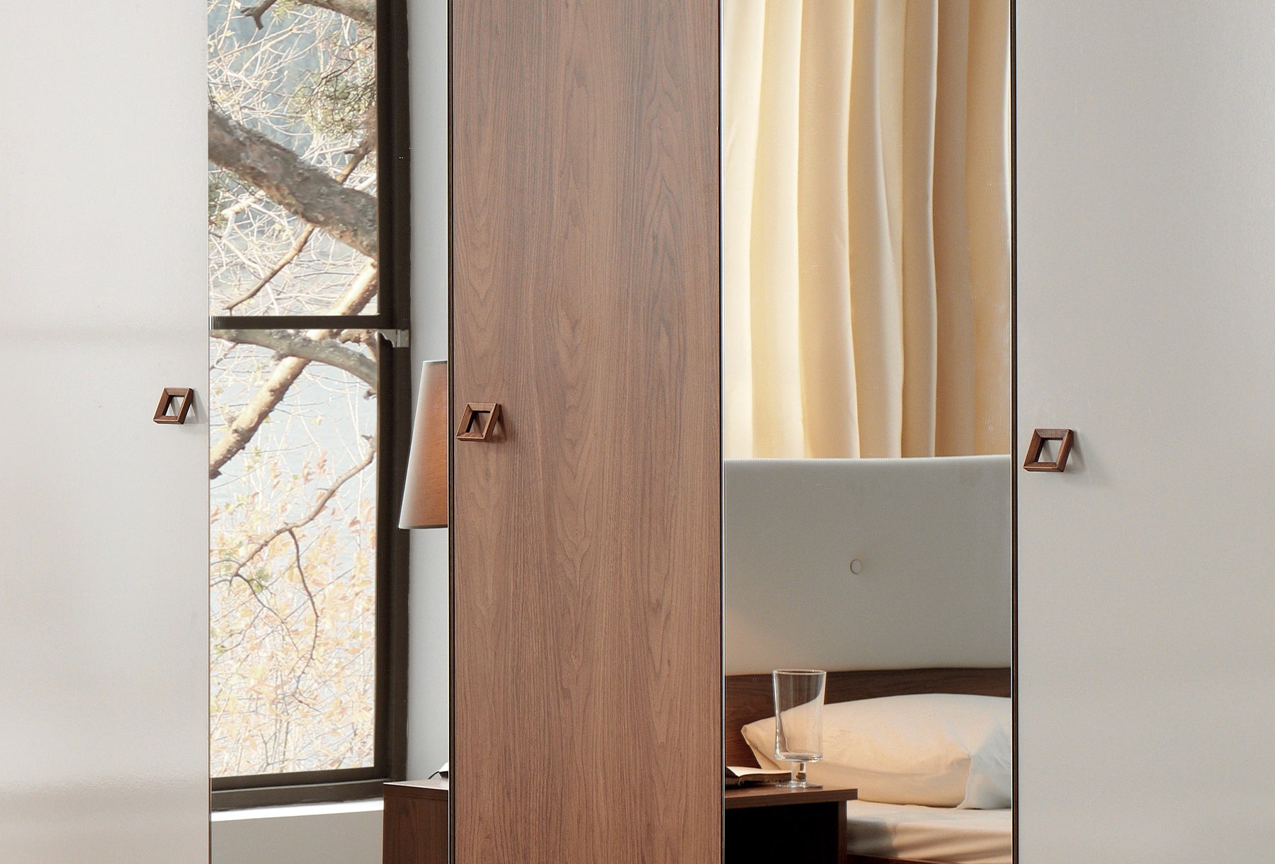 Петкрилен гардероб «Mistral» с огледална врата, ширина 222см