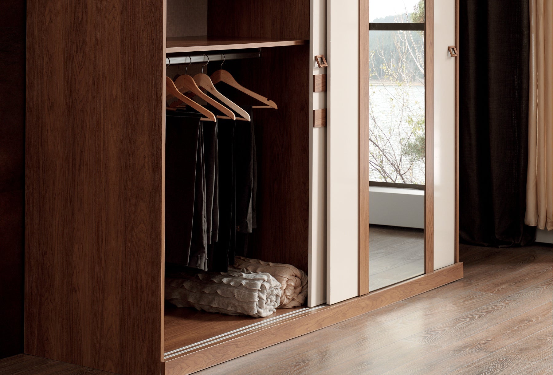 Гардероб с плъзгащи врати «Mistral» с огледална врата, ширина 210см