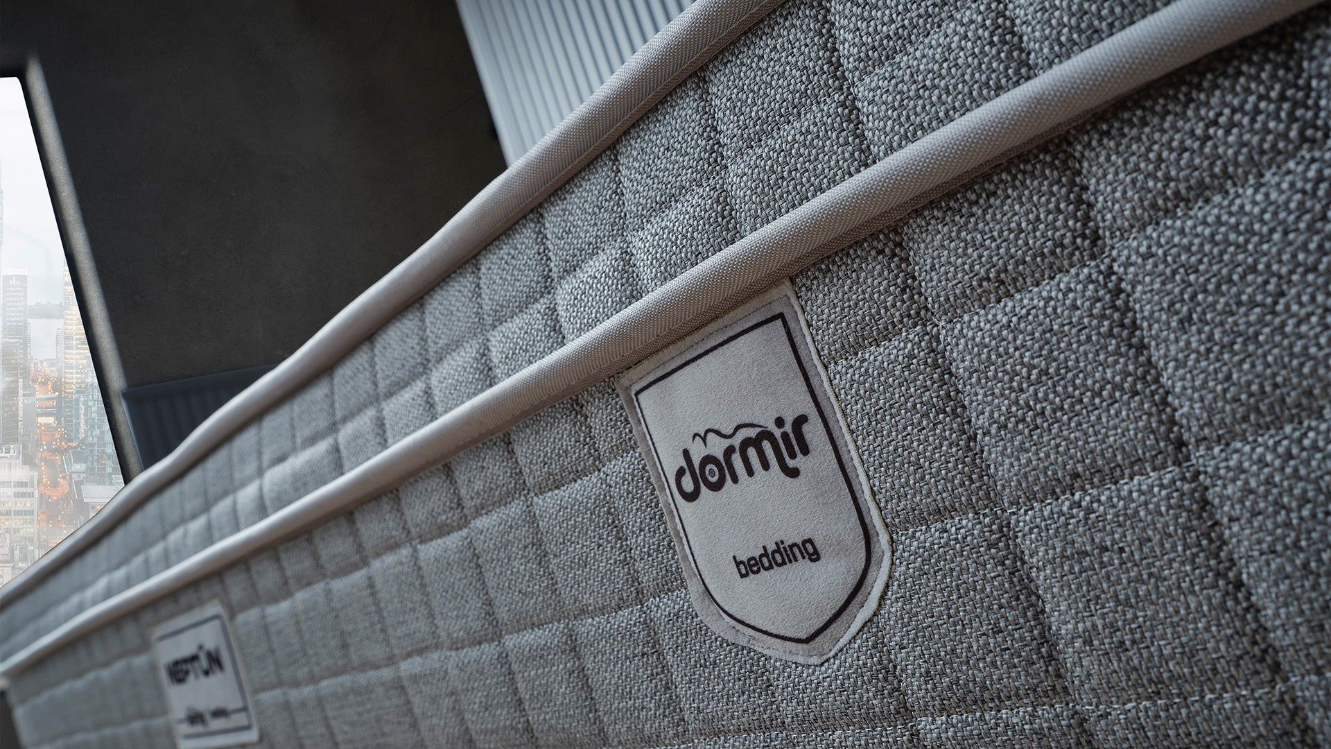 Тапицирано легло «Neptun» + Матрак и табла - с място за съхранение, повдигащ механизъм