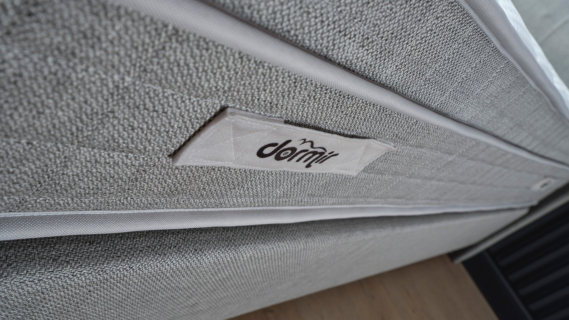 Тапицирано легло «Neptun» + Матрак и табла - с място за съхранение, повдигащ механизъм