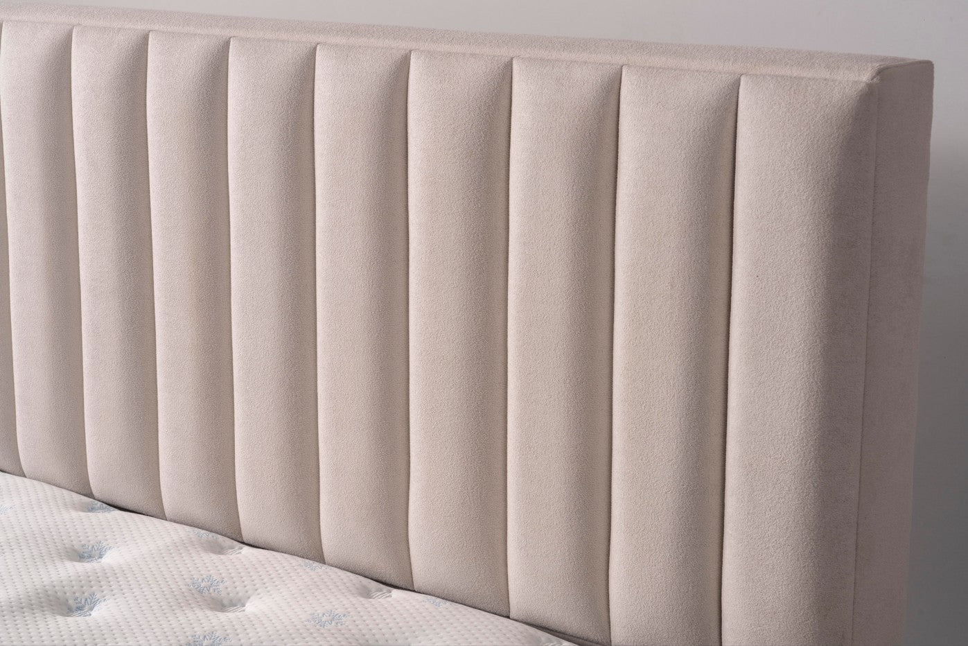 Тапицирано легло «Nova» + Матрак и табла - с място за съхранение, повдигащ механизъм, система за безшумно затваряне