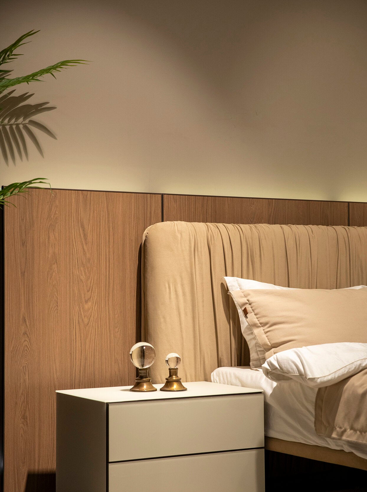 Тапицирано легло «Pado» модерно легло с табла, с включена подматрачна рамка