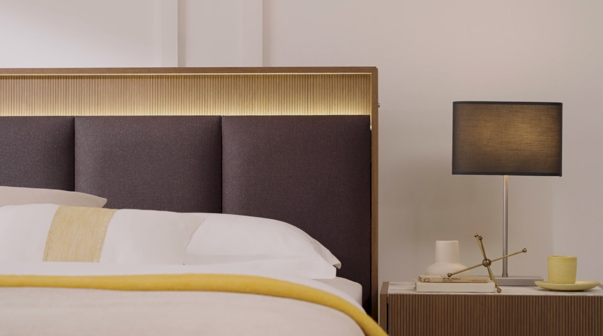 Тапицирано легло «Pavia» + табла с осветление - с място за съхранение, повдигащ механизъм, система за безшумно затваряне