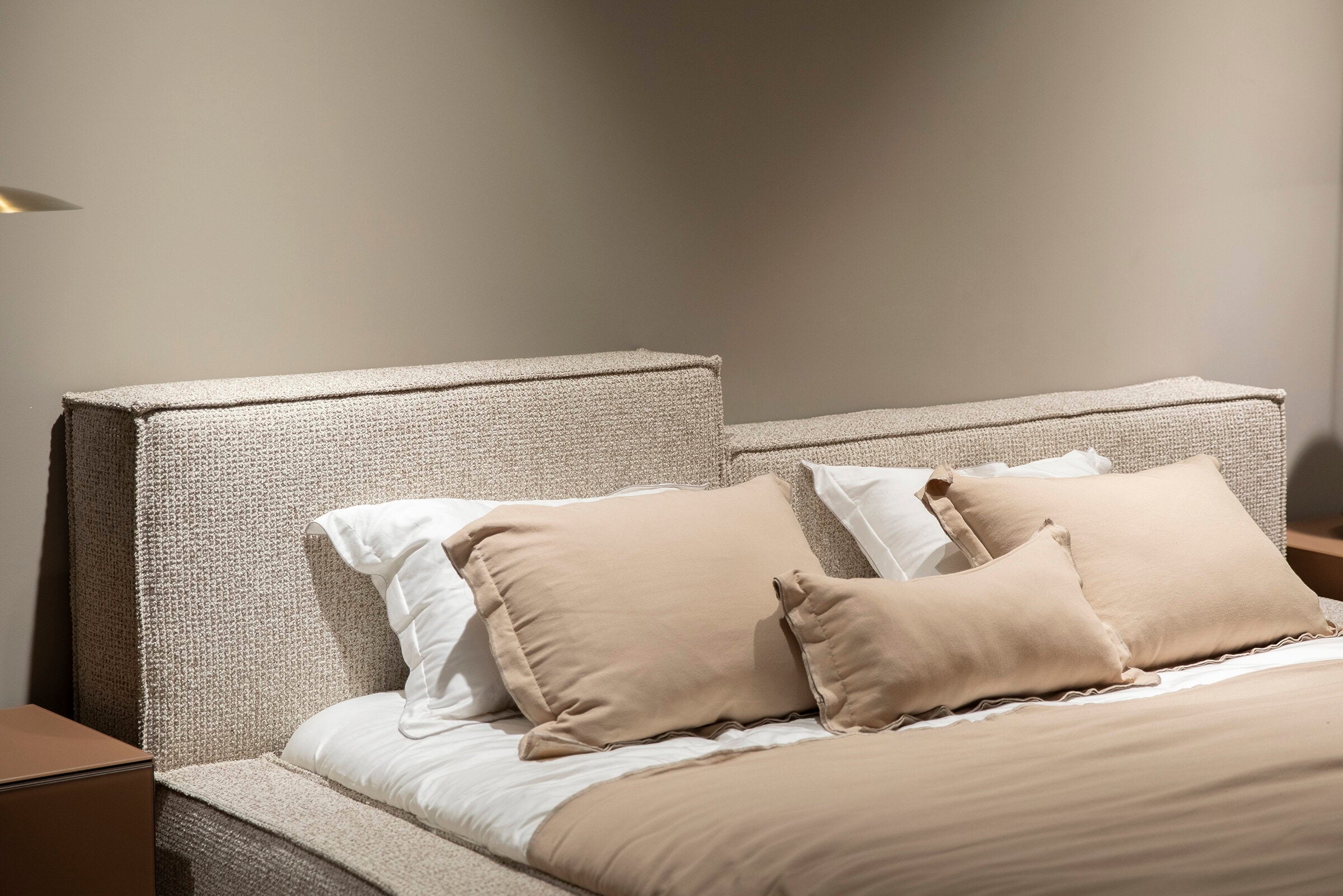 Тапицирано легло «Poufy XL» с асиметрична табла, с включена подматрачна рамка