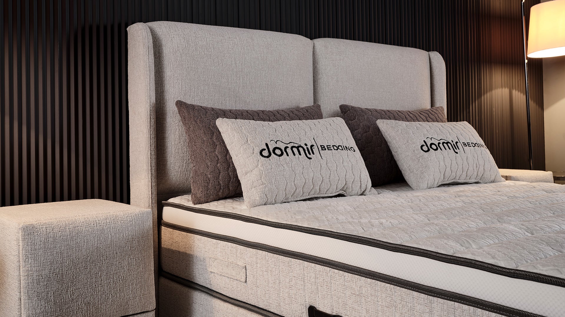 Тапицирано легло «Reina» + Матрак и табла - с място за съхранение и система за безшумно затваряне