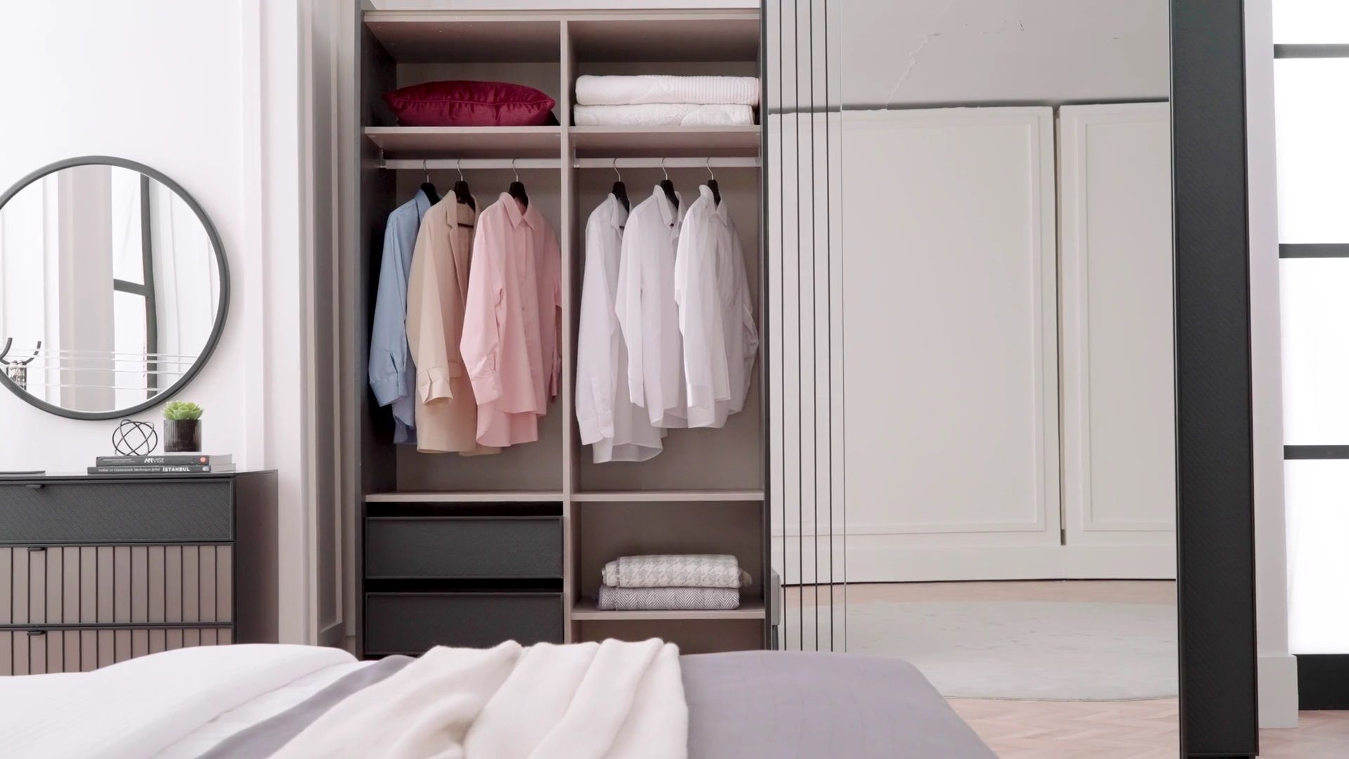 Гардероб с плъзгащи врати «Riga» с огледална врата, ширина 260см