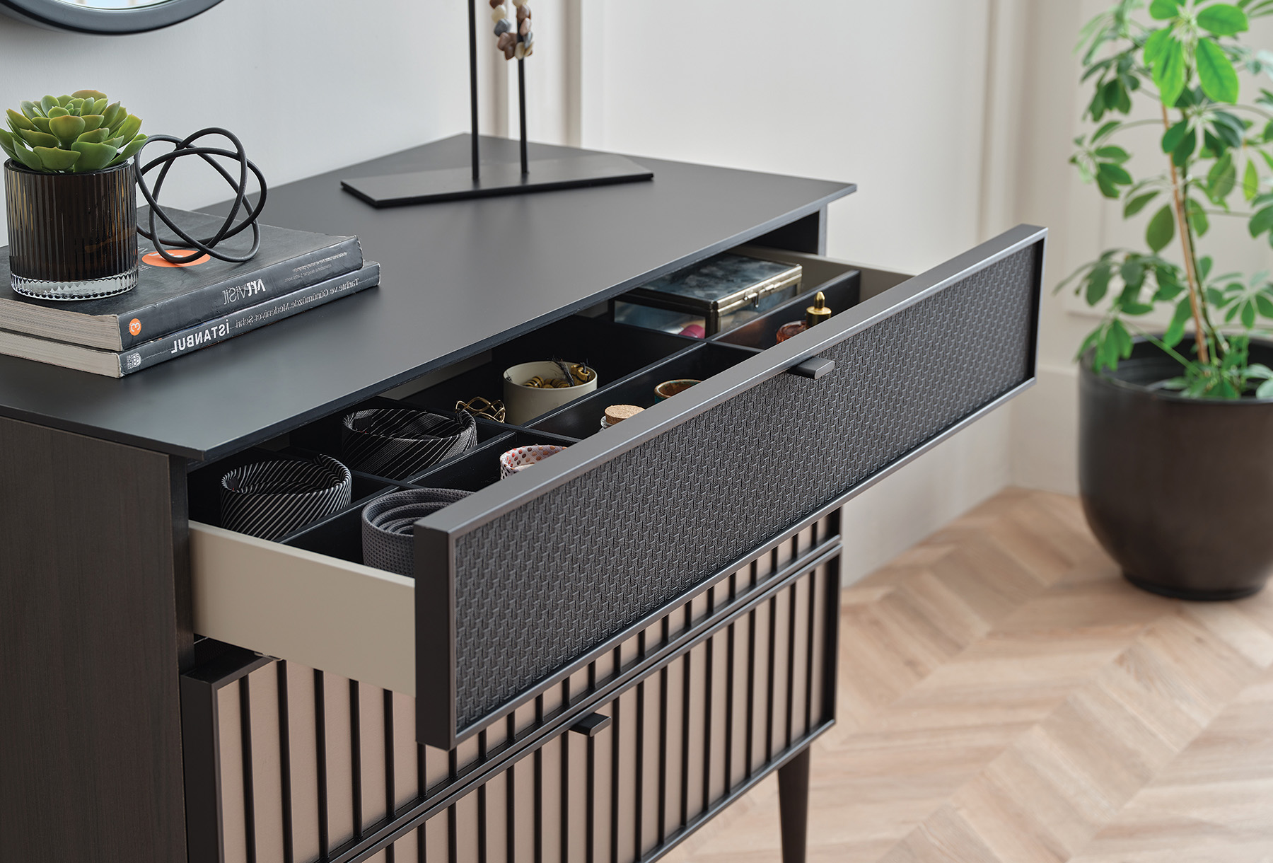 Скрин «Riga» с три чекмеджета, размер 100х85х48см