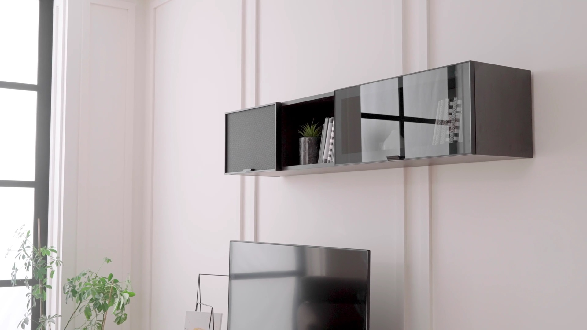 ТВ шкаф за стена «Riga» с размер 164х32х33см