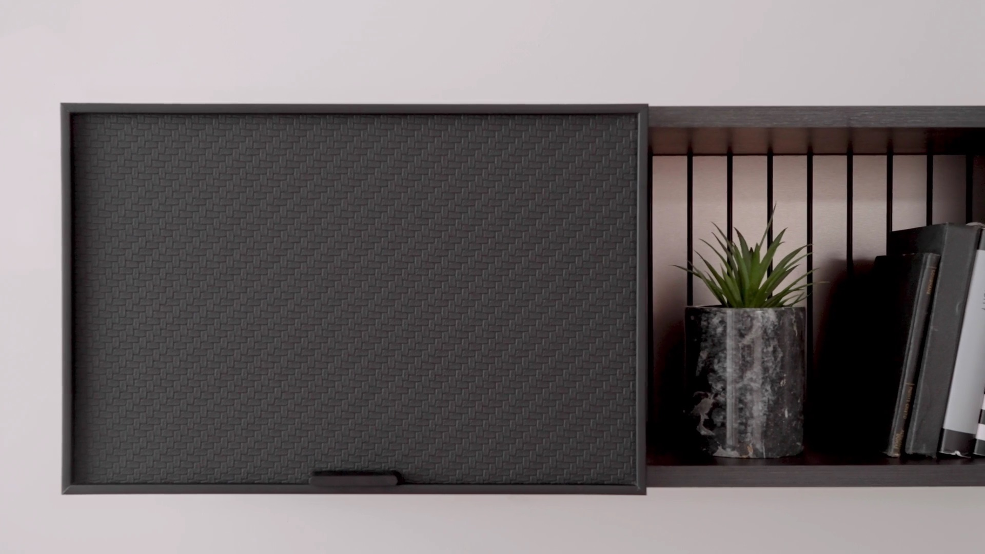 ТВ шкаф за стена «Riga» с размер 164х32х33см