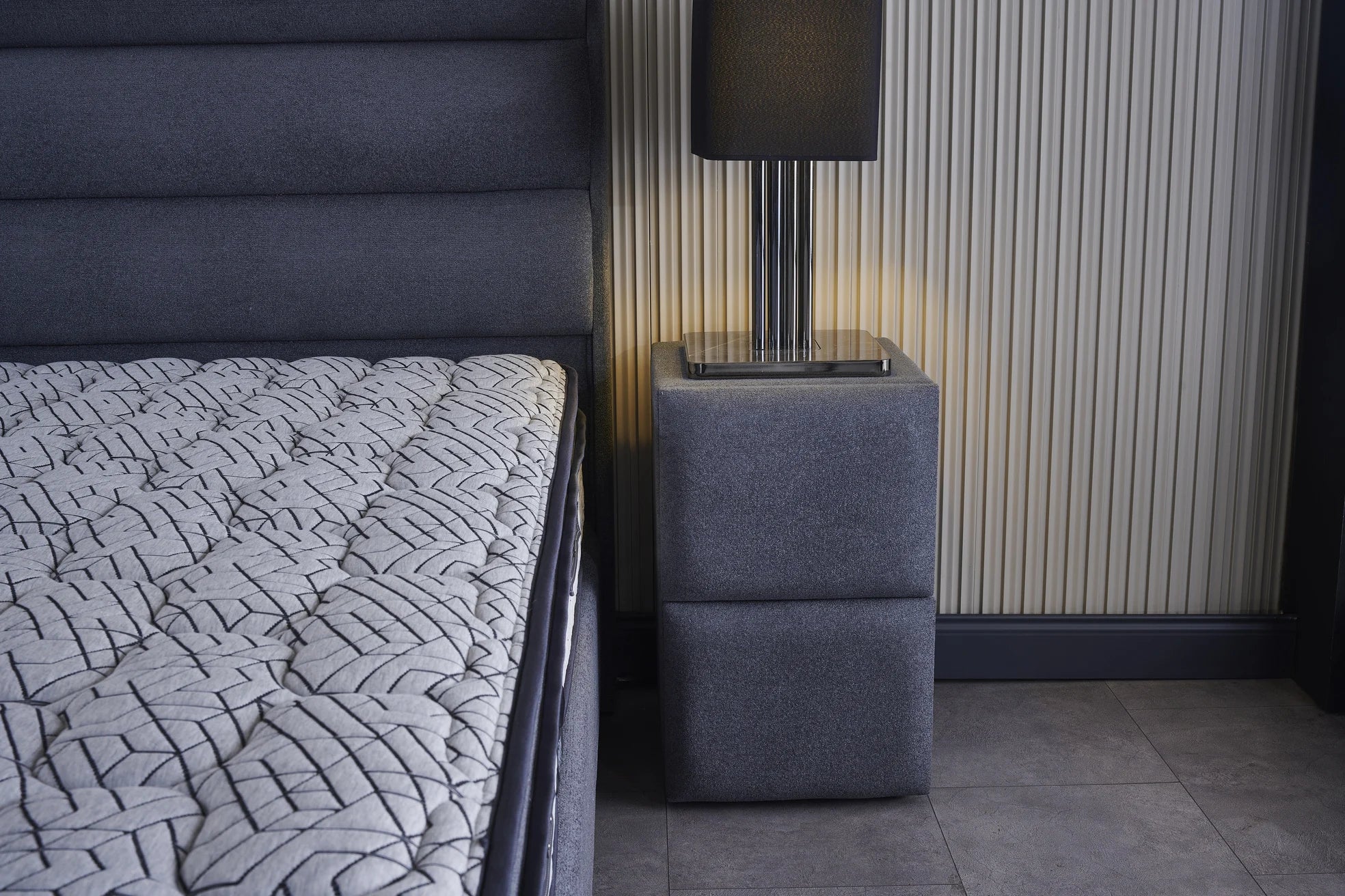 Тапицирано нощно шкафче «K 400» с размер 40х65х45см