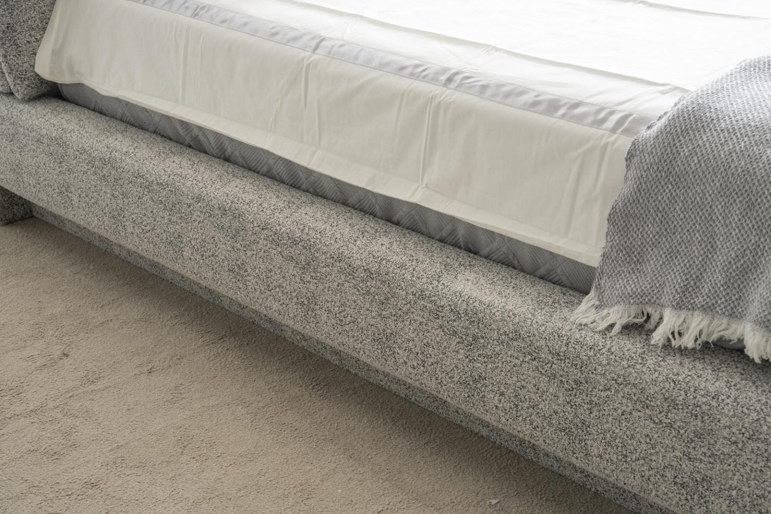 Тапицирано легло «Dubai» с регулираща се табла, с място за съхранение, USB зарядна станция