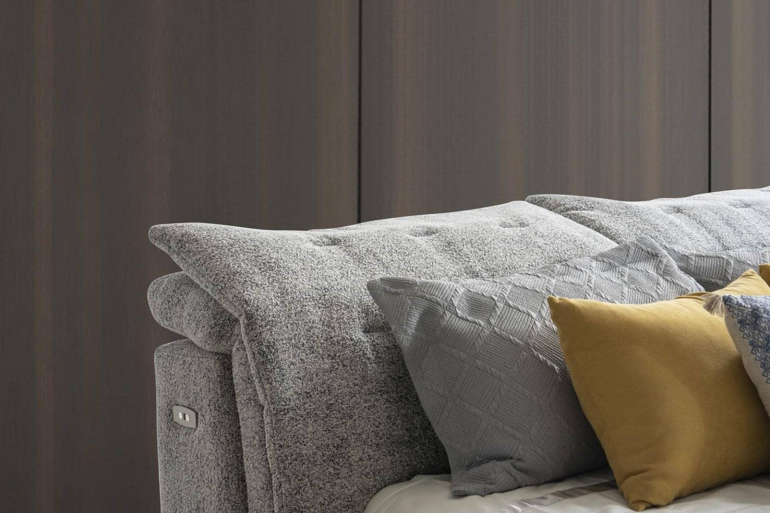 Тапицирано легло «Dubai» с регулираща се табла, с място за съхранение, USB зарядна станция