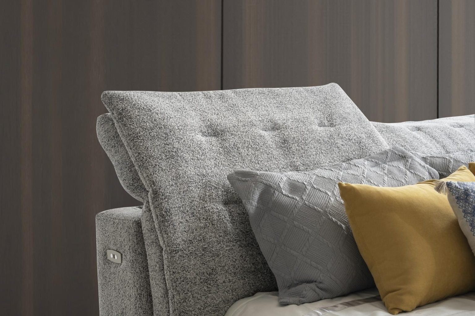 Тапицирано легло «Dubai» с регулираща се табла, с място за съхранение, USB зарядна станция