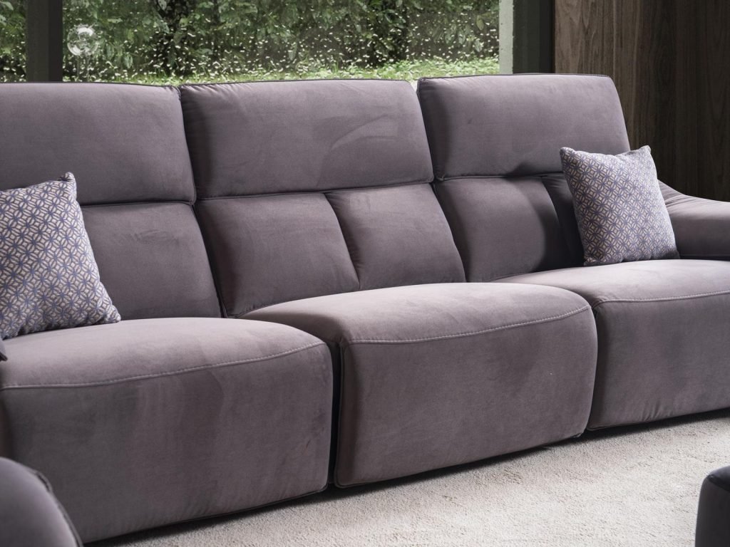 Триместен диван «Pristine» с електрически релакс механизъм, USB зарядна станция, ширина 290см