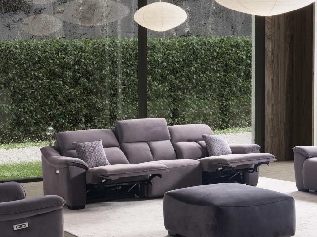 Триместен диван «Pristine» с електрически релакс механизъм, USB зарядна станция, ширина 290см