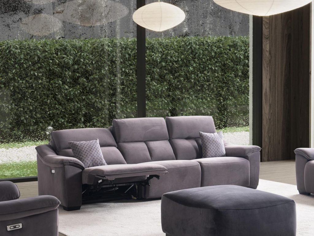 Триместен диван «Pristine» с електрически релакс механизъм, USB зарядна станция, ширина 290см