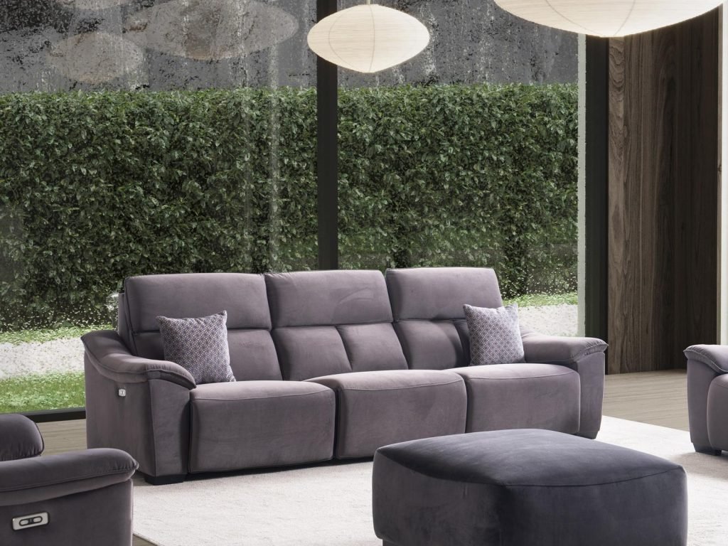 Триместен диван «Pristine» с електрически релакс механизъм, USB зарядна станция, ширина 290см