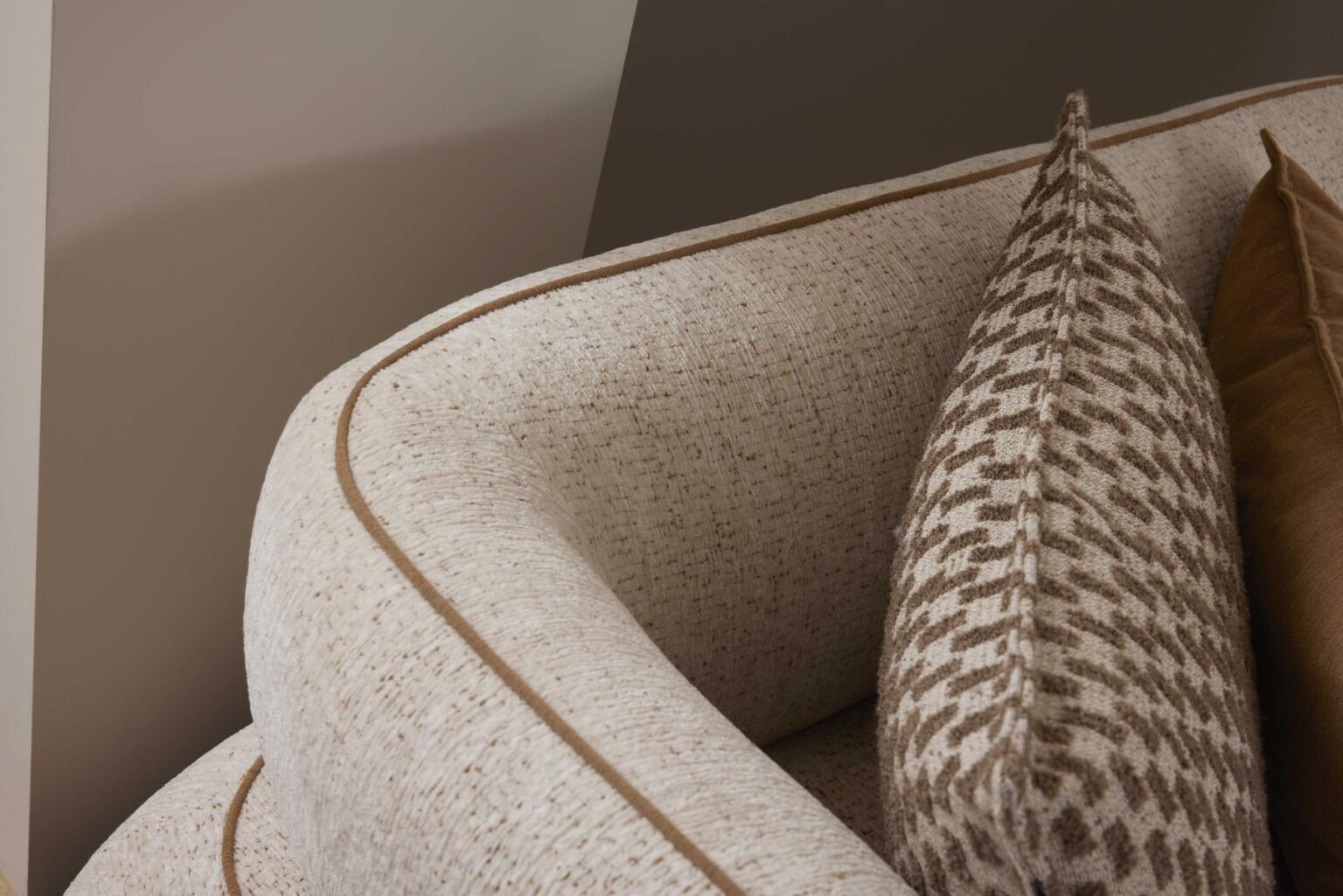 Четириместен диван «Roma» + конзолна масичка, размер 282х75х95см