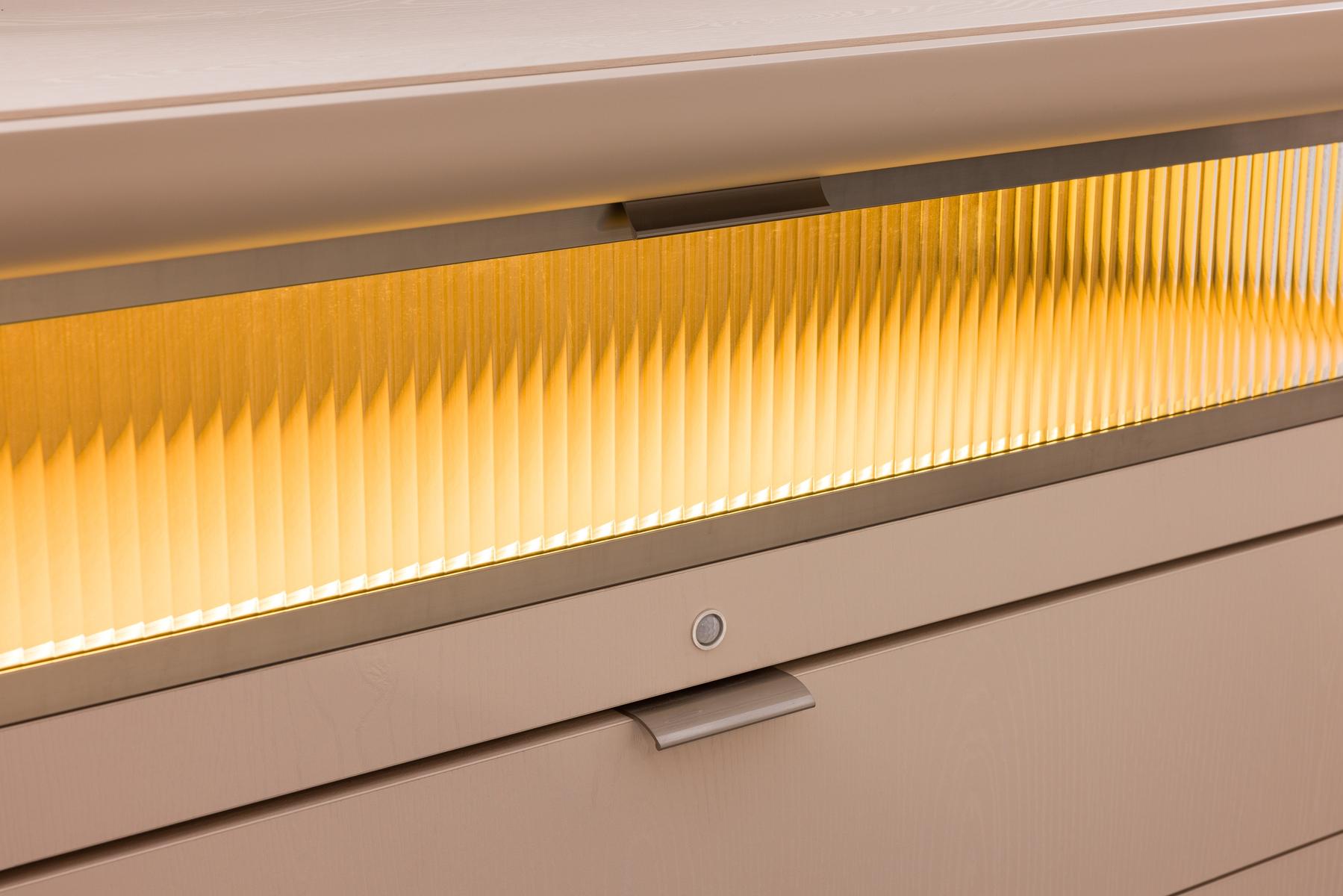 Скрин «Sahara» с три чекмеджета и LED осветление, размер 132х87х45см