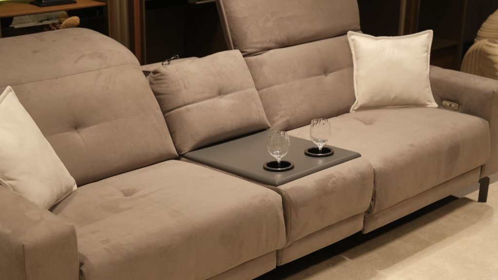 Двуместен диван «Zigana» + електрически механизъм, USB зарядна станция, музикална конзола, ширина 245см