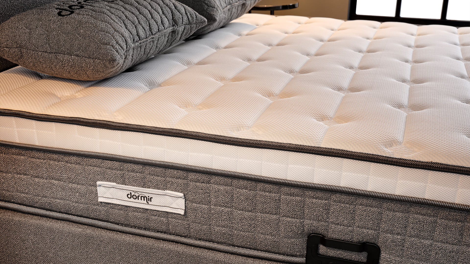 Тапицирано легло «Valen» + Матрак и табла - с място за съхранение и система за безшумно затваряне