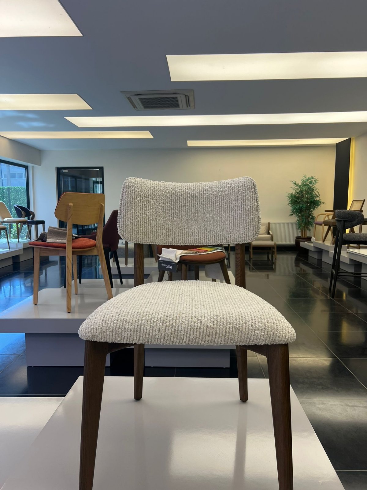 Трапезен стол «Estia» с тапицерия, 50+ вида дамаски