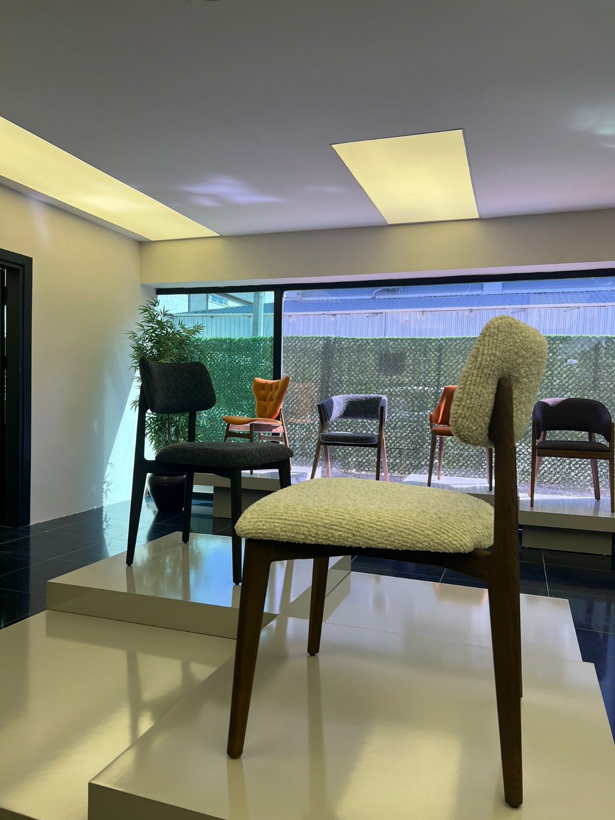 Трапезен стол «Estia» с тапицерия, 50+ вида дамаски