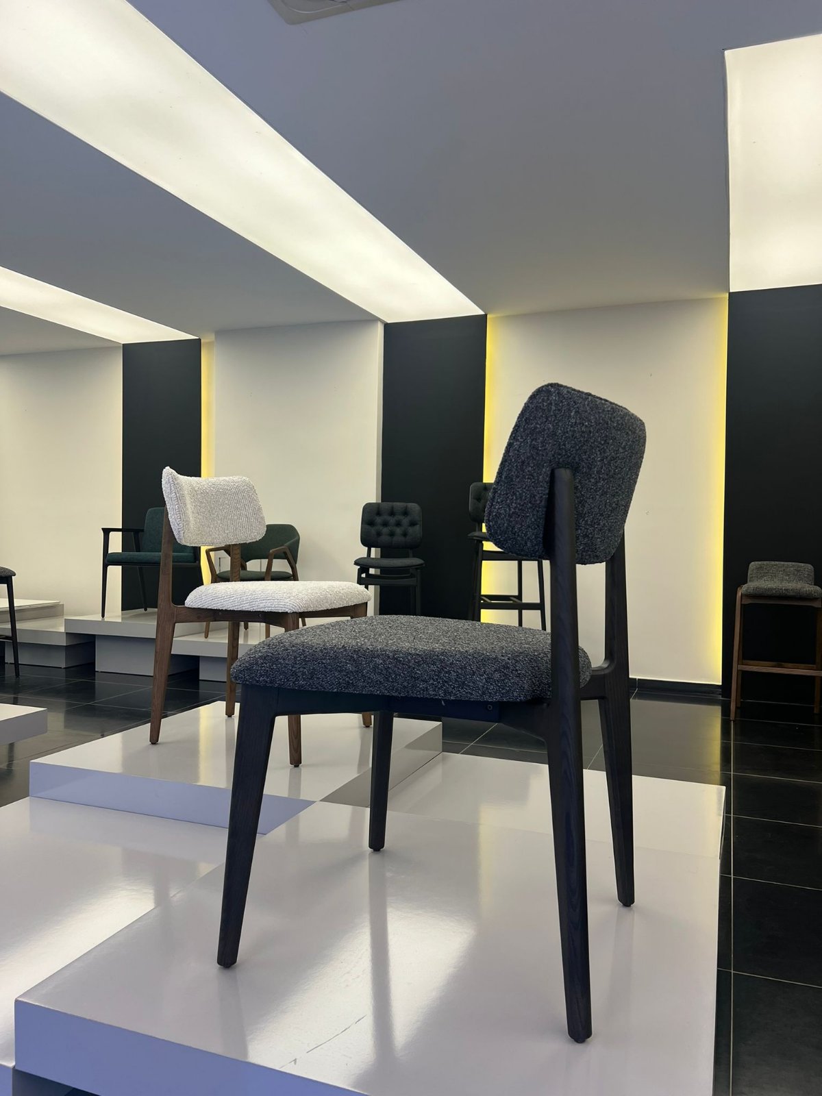 Трапезен стол «Estia» с тапицерия, 50+ вида дамаски