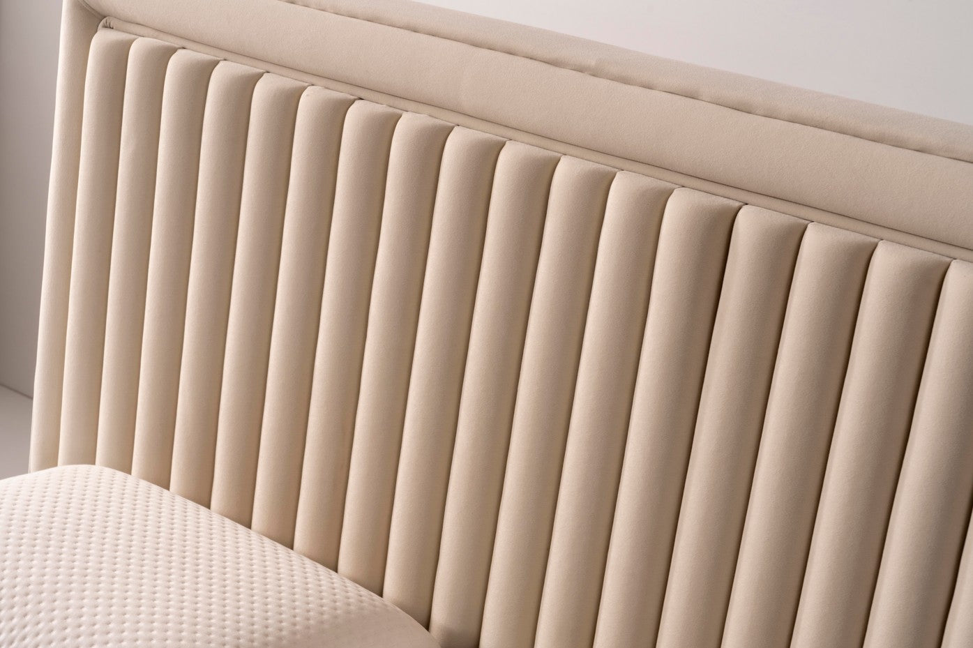 Тапицирано легло «Viva» + Матрак и табла - с място за съхранение, повдигащ механизъм, система за безшумно затваряне