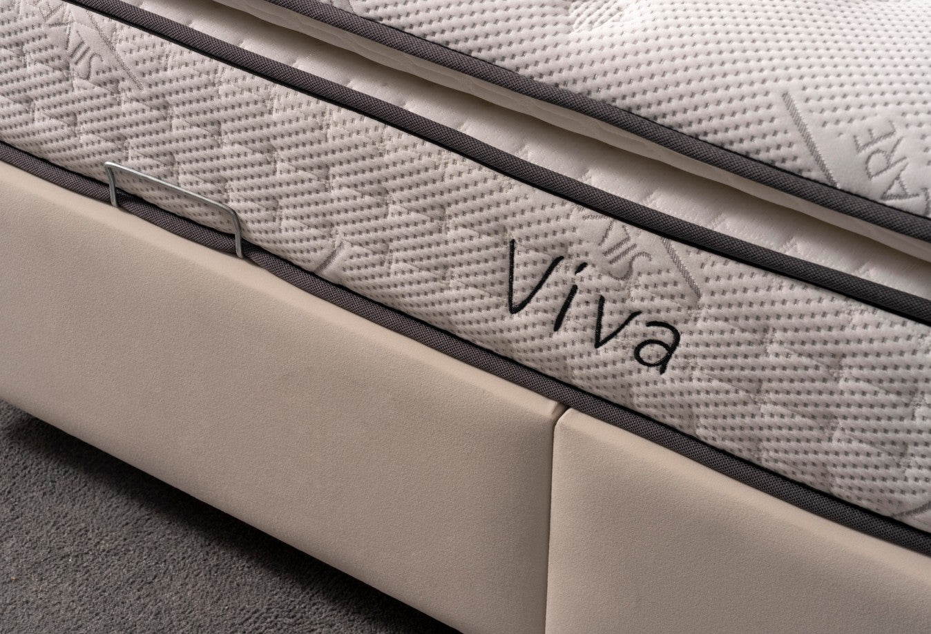Тапицирано легло «Viva» + Матрак и табла - с място за съхранение, повдигащ механизъм, система за безшумно затваряне
