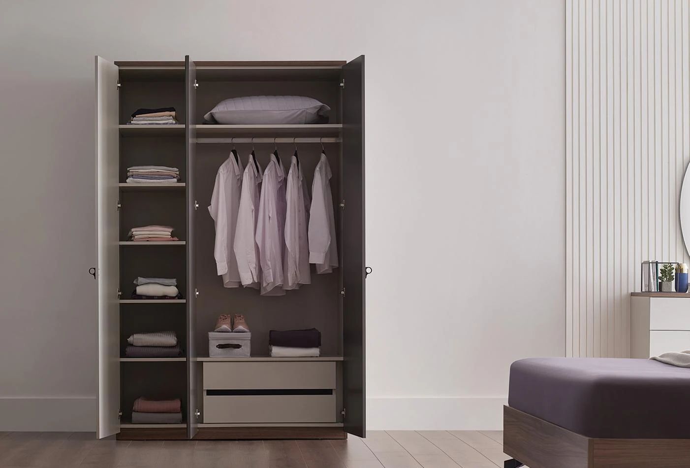 Гардероб с три врати «Cordell» с огледална врата, ширина 136см