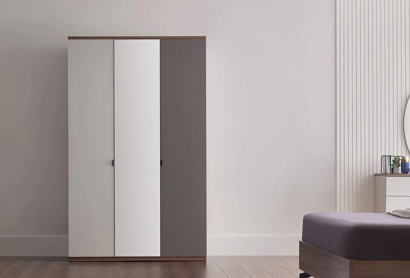 Гардероб с три врати «Cordell» с огледална врата, ширина 136см